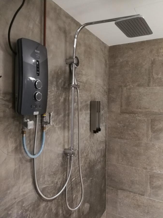 ホテル ザ ライズ ルーム クアラ・トレンガヌ エクステリア 写真 A shower with a shower heater
